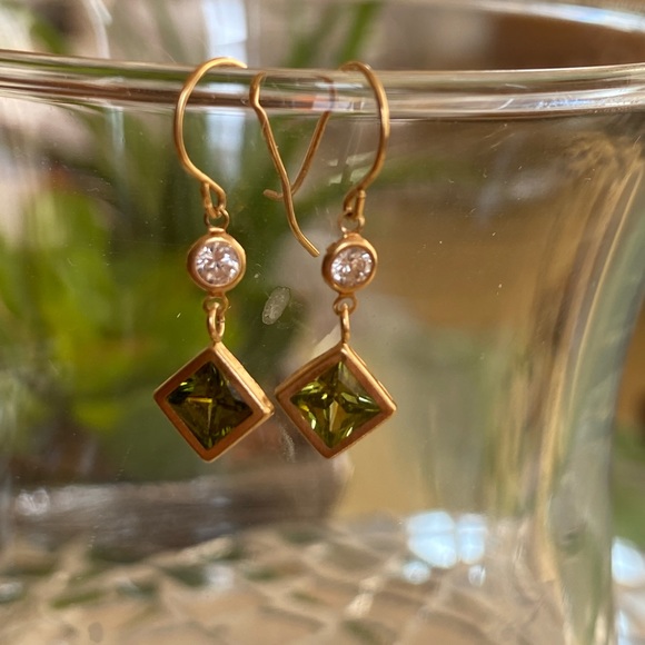 10 KT gold Peridot / CZ earrings - Picture 3 of 5